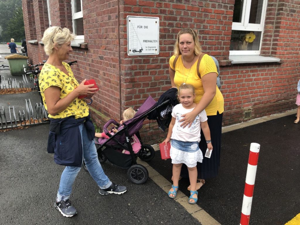 Ilka Essers bei der Verteilung der Brotdosen